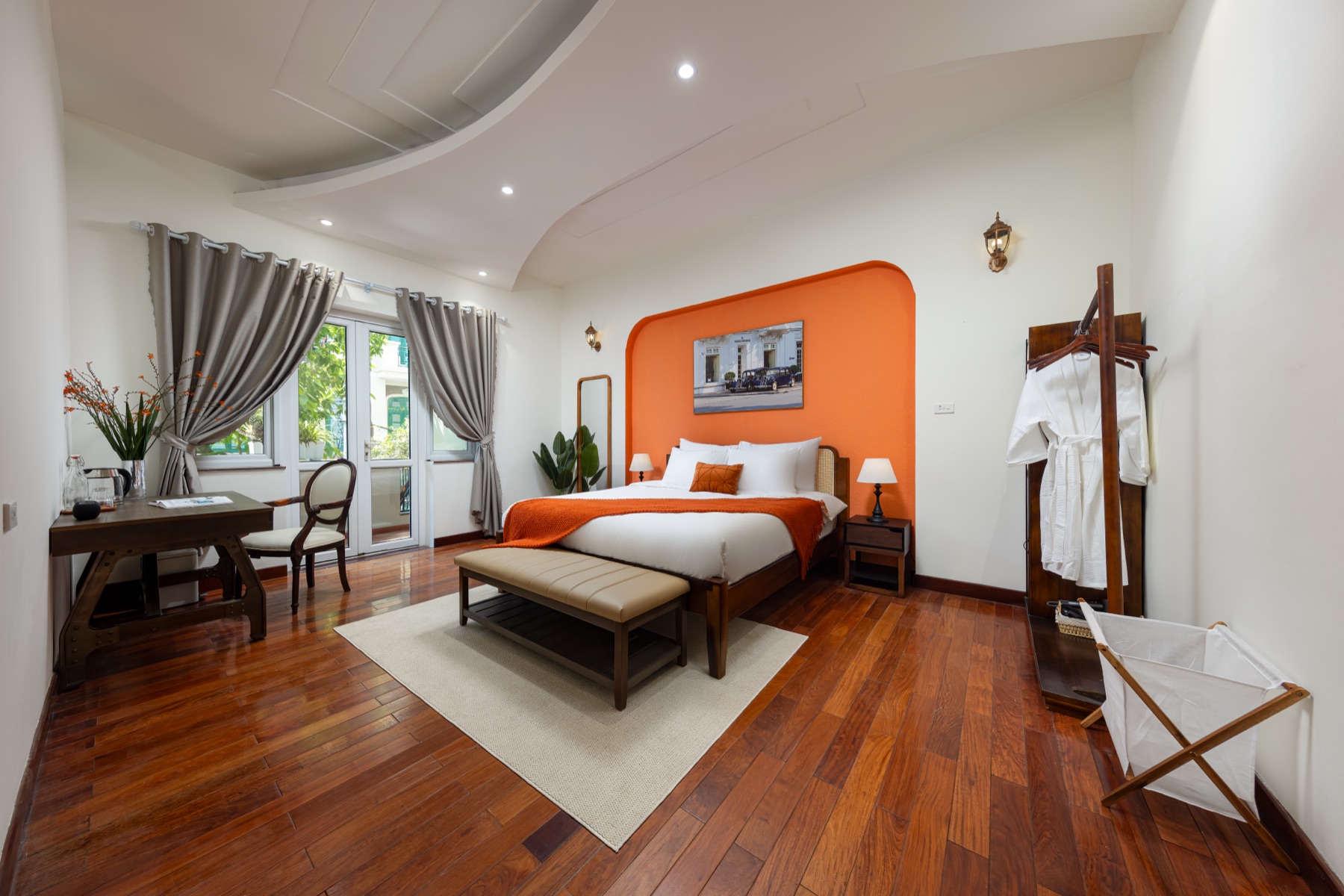 West Lake French Colonial — phòng ngủ với hốc tường điểm nhấn màu cam