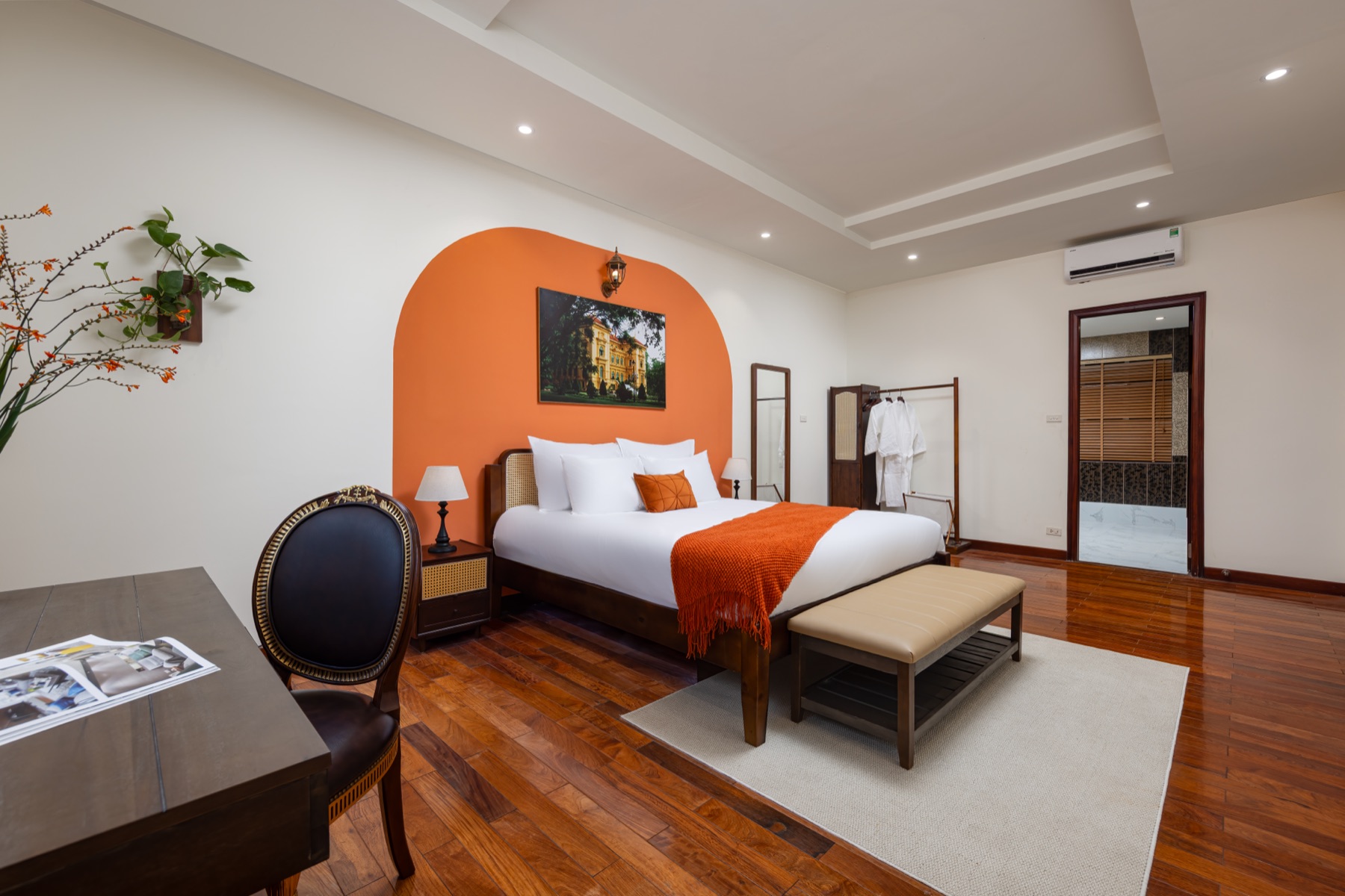 West Lake French Colonial — phòng ngủ với tranh phong cách Đông Dương