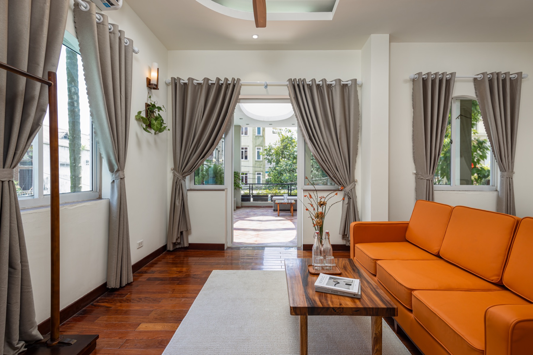 West Lake French Colonial — phòng khách với cửa Pháp ra sân thượng
