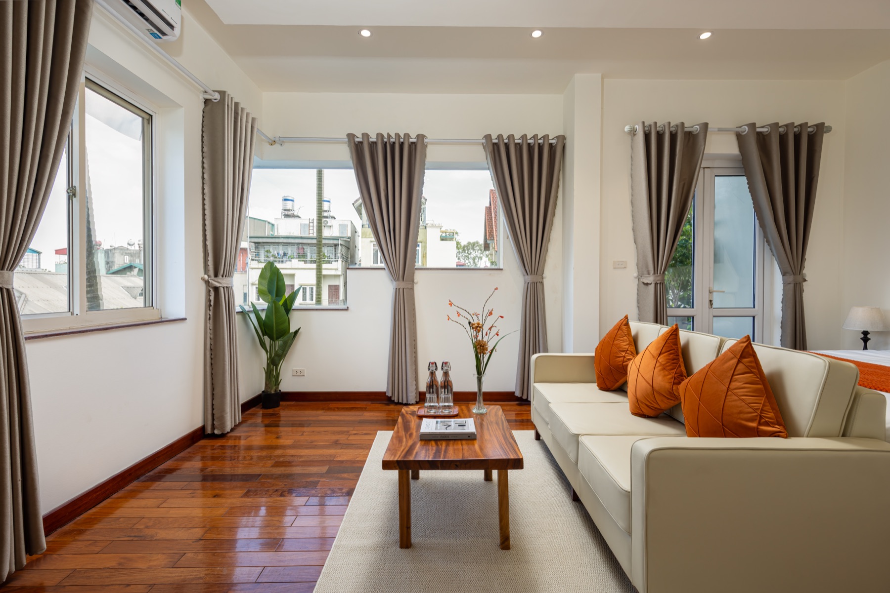 West Lake French Colonial — phòng khách nhìn ra sân vườn