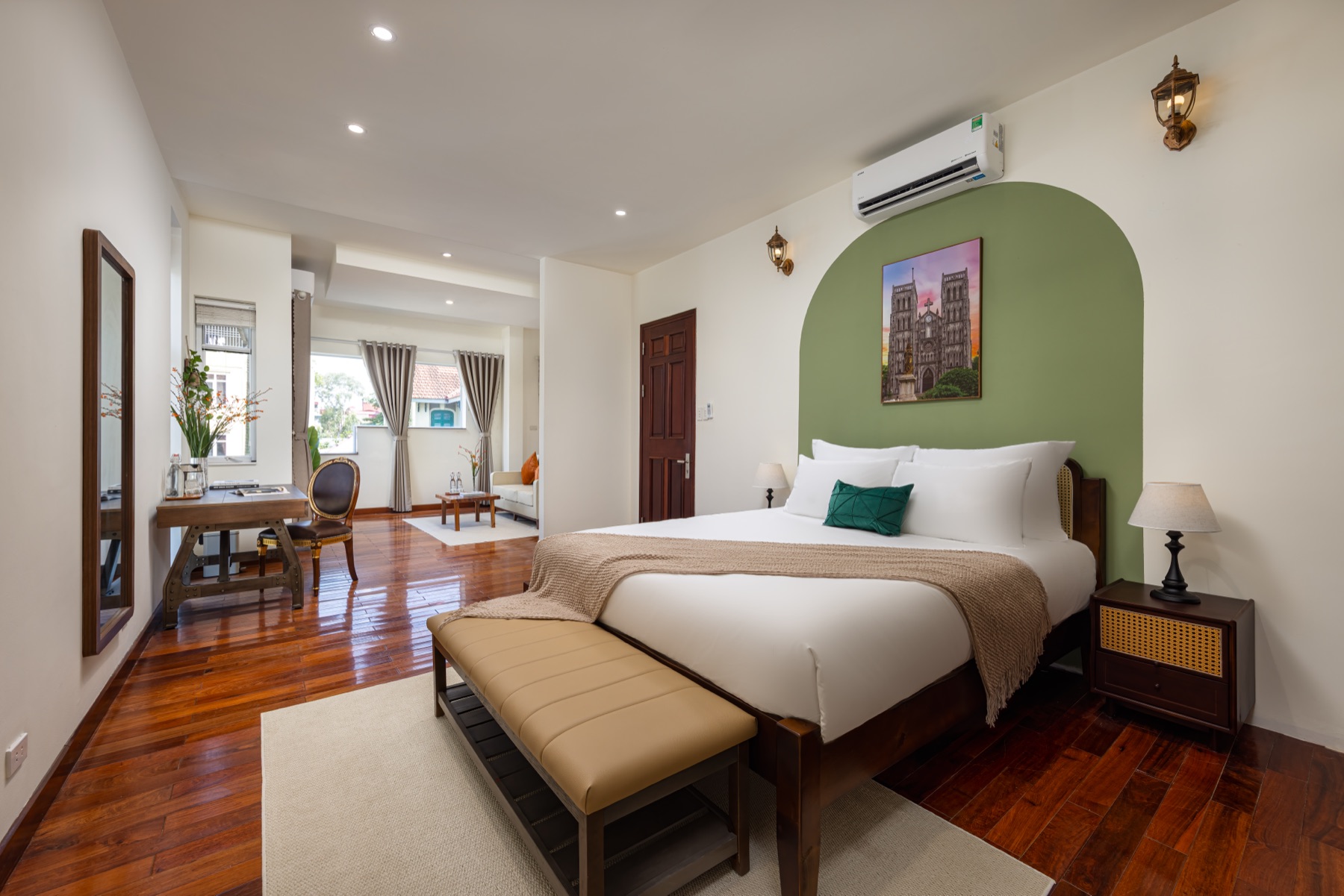 West Lake French Colonial — phòng ngủ với hốc tường điểm nhấn màu xanh
